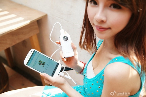 Người mẫu xinh đẹp ben thiết bị sạc pin di động cho smartphone
