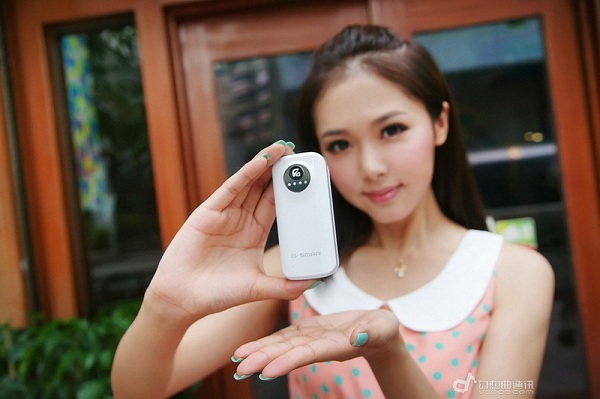 Người mẫu xinh đẹp ben thiết bị sạc pin di động cho smartphone