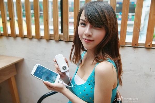 Người mẫu xinh đẹp bên thiết bị sạc pin di động cho smartphone