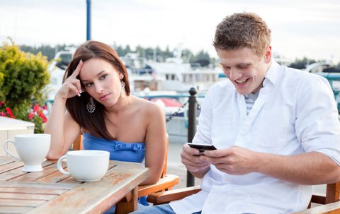 Sử dụng điện thoại đúng cách khi đang hẹn hò 